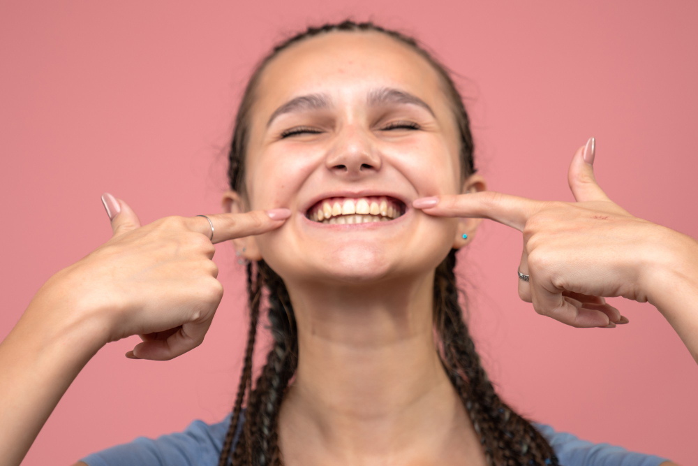 Filling Gaps Between Teeth and Gums